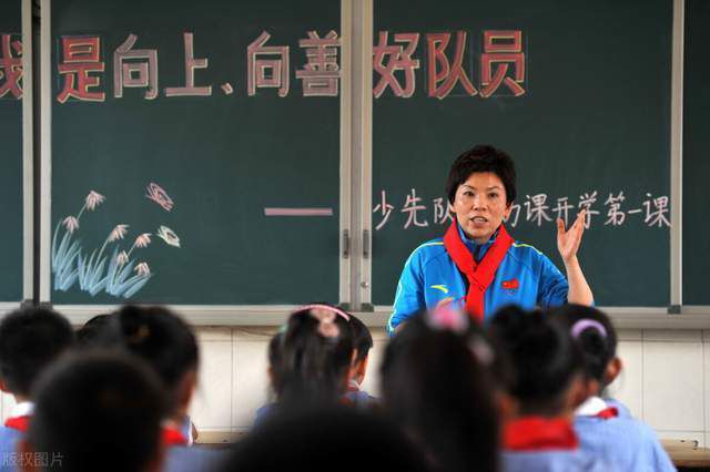 在输给曼联后，切尔西后卫里斯-詹姆斯在接受采访时表示，很难说球队为什么输球，但是必须继续前进。